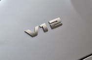V12徽标