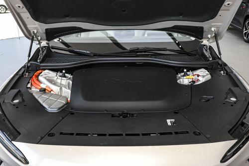 叫板合资豪华品牌？标配双电机四驱，3.8s破百，蔚来ET7实力如何