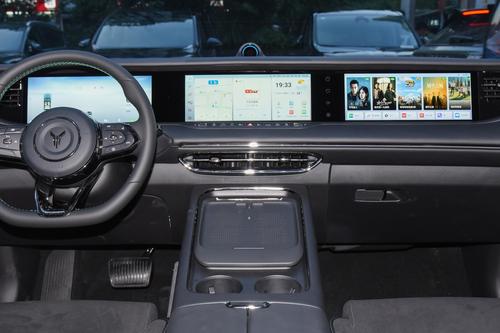 买SUV看看这款，空间宽敞，2+3座椅布局，好开有劲，岚图FREE 318