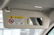前排带照明化妆镜