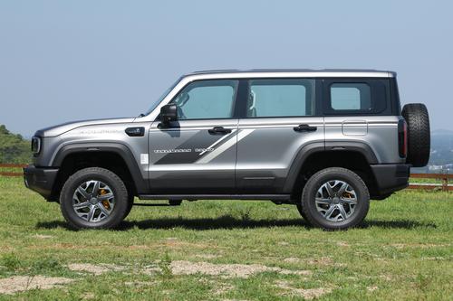 北京BJ40新车售18.98万起，提供2.0T汽/柴油动力，配可拆卸车顶