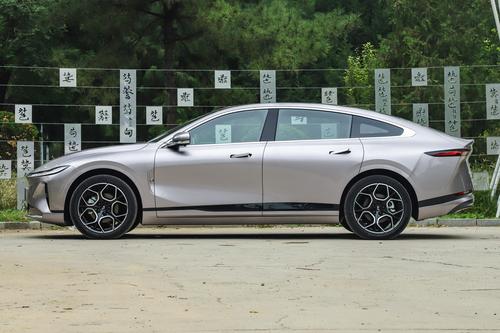 电吸门+掀背+天空声道，13.59万起，四条米其林轮胎，C级家轿看TA