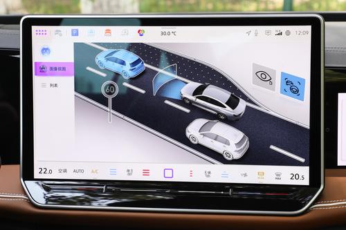 2.0T爆220马力，搭8155芯片+哈曼卡顿音响，全新迈腾值得入手吗？