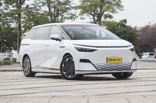 实拍小鹏X9，0息0首付，配800V快充+魔毯智能悬挂，大7座布局