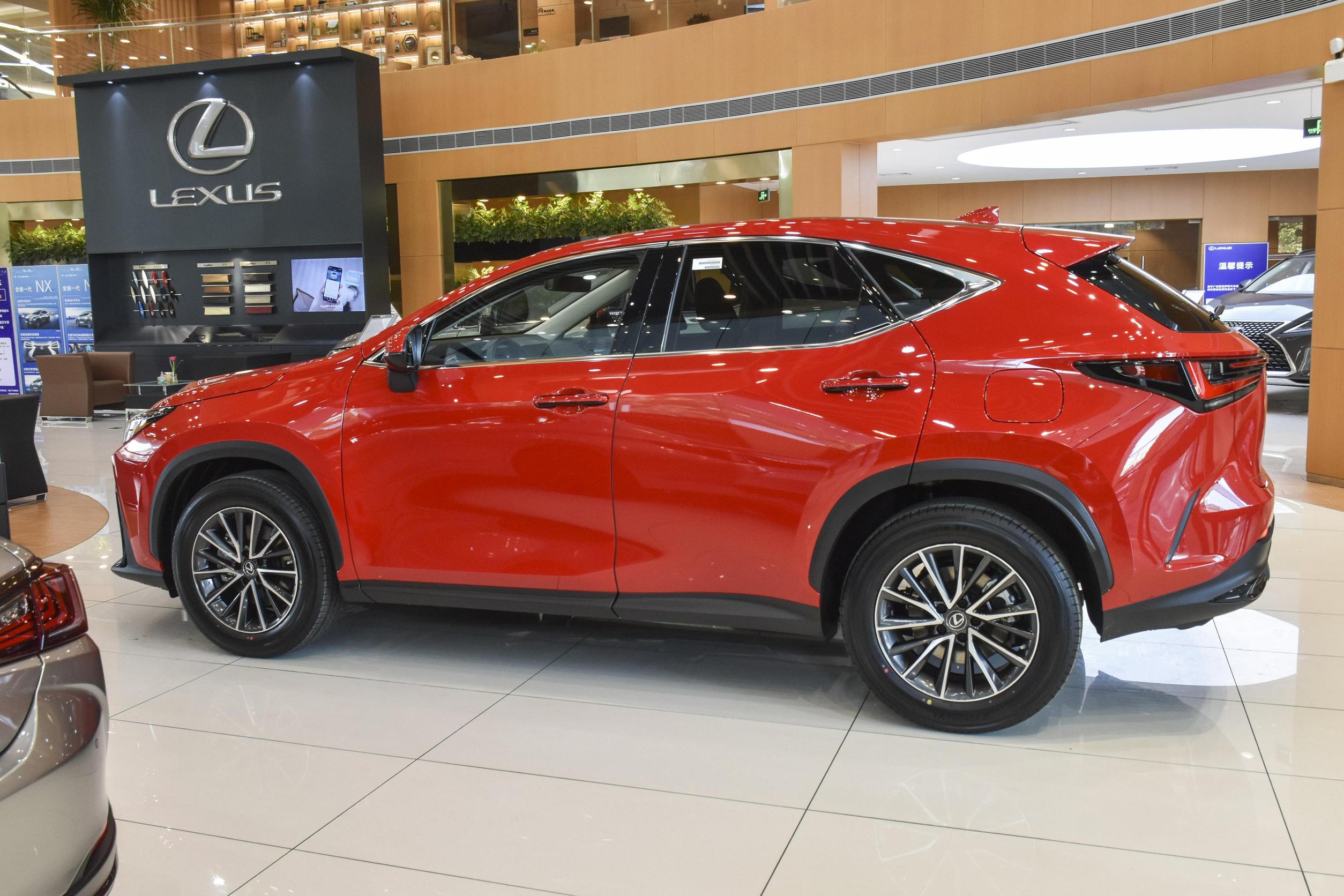 nx外观图片_52/2643张图片_雷克萨斯nx烈焰红色/整车外观图片_懂车帝