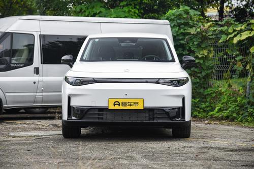 家用SUV看这款，轴距2825mm，综合续航1190km，动力强操控不错