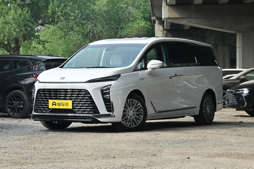别克GL8陆尊PHEV：1.5T插混动力+综合续航1370km，有6座、7座可选