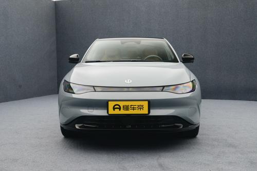 零跑C01：售价15.88万，续航625km，配8295芯片，家用值得选吗？