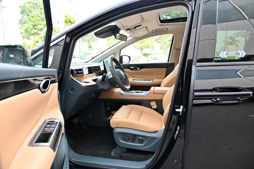 试驾传祺E8，配2.0L油电混动，轴距2930mm，实力如何？