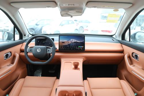 家用中型SUV看这款，可选增程/纯电，还标配2.5K中控屏+12个音响