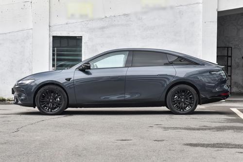 C级家轿，带 8295 芯片+四叶草电气架构，续航 625km，顶配15.88 万!