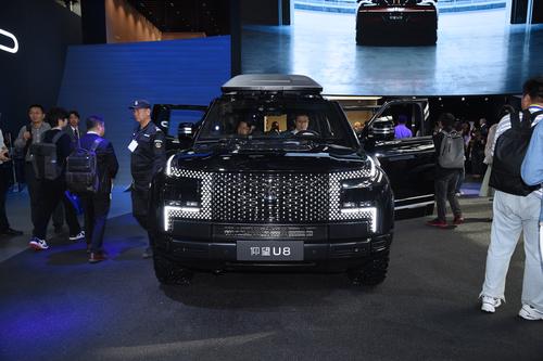 比亚迪再秀肌肉，仰望U8新增越野玩家版，配置再升级，带劲！