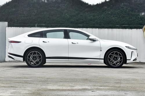 蓝鲸增程动力+金钟罩电池，续航1330km，带8155芯片，售15.19万