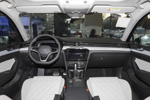 实拍体验2025款迈腾，配2.0T动力，空间大，配置丰富，适合家用