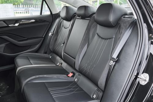 车长近5米，2.0T爆220马力，配三块大屏，买B级家轿看这车