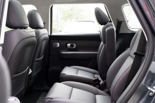 2+2+2六座布局，9月热销7331台，续航1095km，家用来看零跑C16