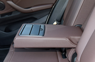 后排中央扶手