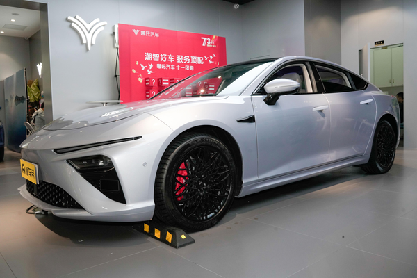 哪吒S 2022款 纯电 715后驱激光雷达版厂商_基本信息图