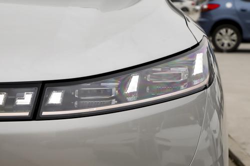 限时16.36万起，轴距超3米，标配冰箱彩电大沙发，三排SUV看这款