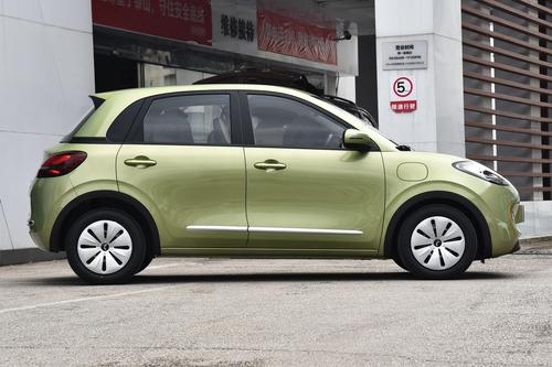 适合女生开的纯电小车，纯电续航333km，支持快充，外观复古