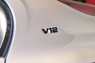 V12徽标