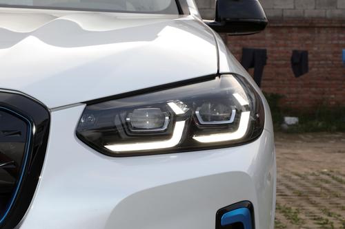 可上绿牌的德系豪华SUV，加速6.8秒售43.99万，实拍顶配宝马iX3