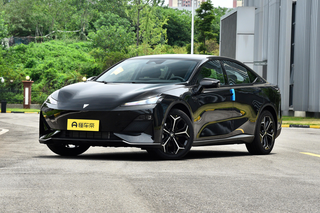 2025款深蓝SL03上市，售11.99万起，大屏+HUD组成科技三件套图1