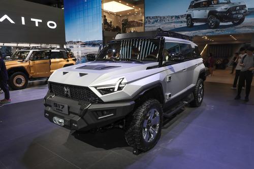 国产豪华越野车，200公里纯电续航，底盘装甲厚达8毫米