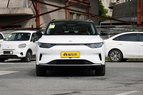 零跑C11家用值得选？2吨多车重，5座布局，三屏设计