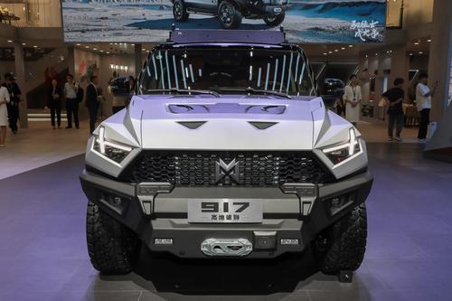 东风猛士917推出新车型，配三电机驱动，售价69.9万，很值？