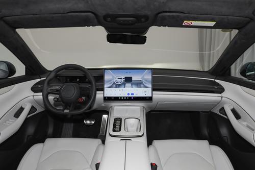 小米汽车SU7大定单数飙升，定金退款政策引热议