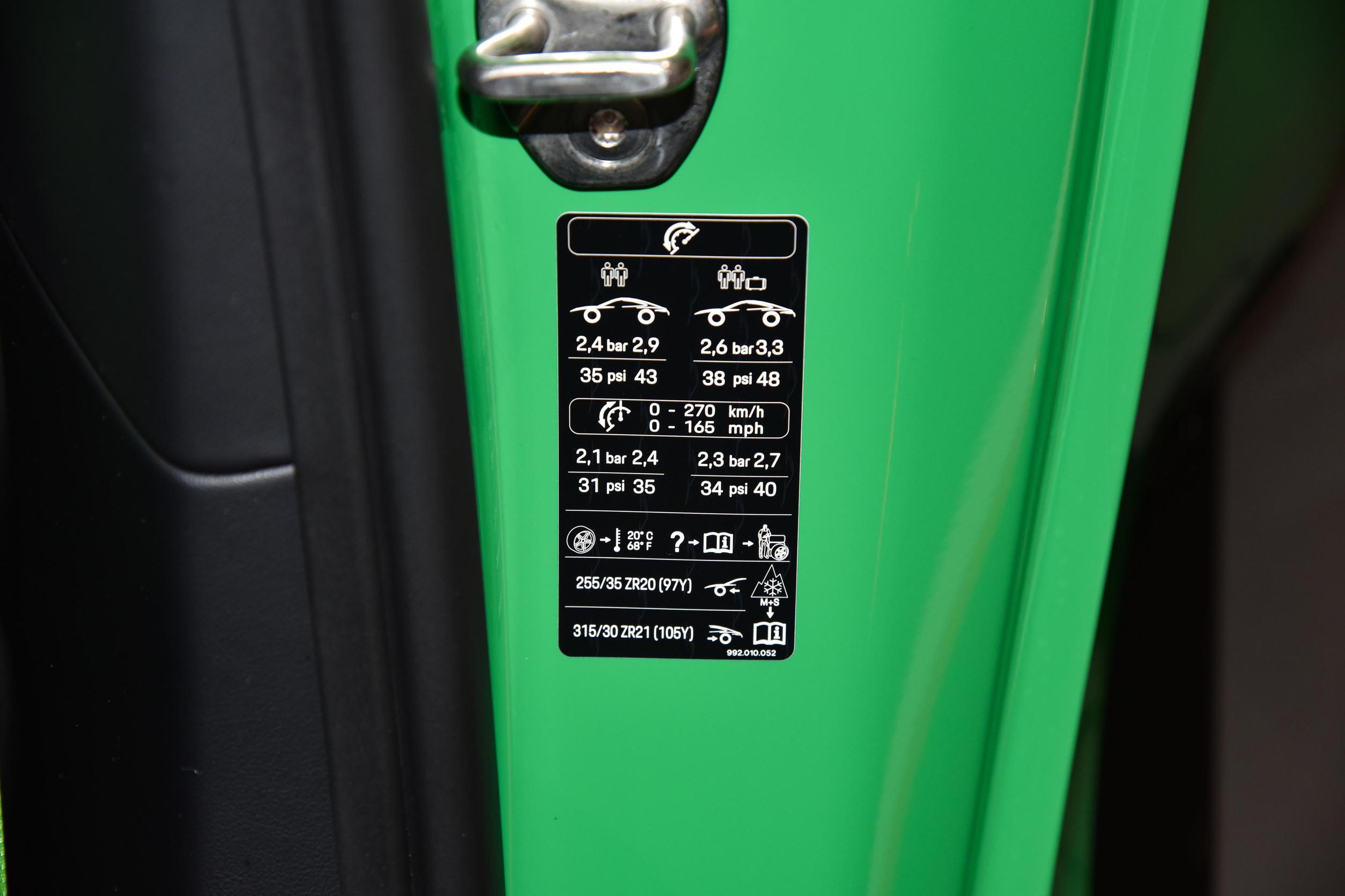游戏壁纸下载,2013款保时捷918 Spyder豪华跑车桌面壁纸_叶子猪网游下载站