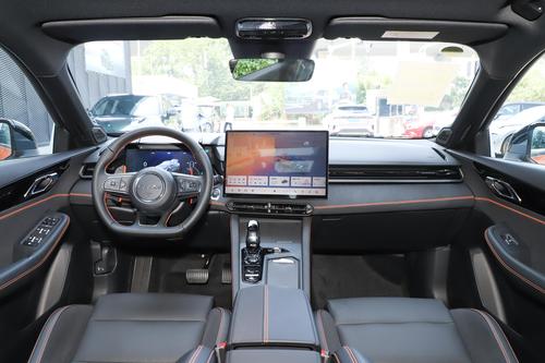 配2.0T动力，6.9秒破百，外观运动，领克03冠军版表现如何？