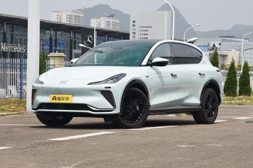 智己LS7车内特点：半幅式方向盘