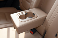后排中央扶手