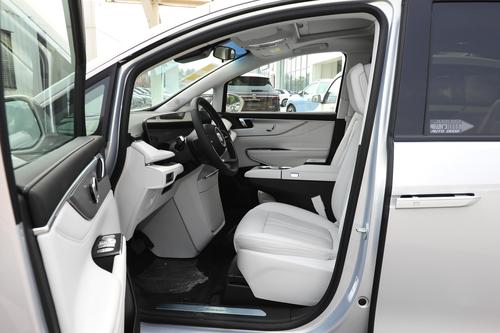 体验别克GL8陆尊PHEV，配1.5T插混，大七座布局，适合家用