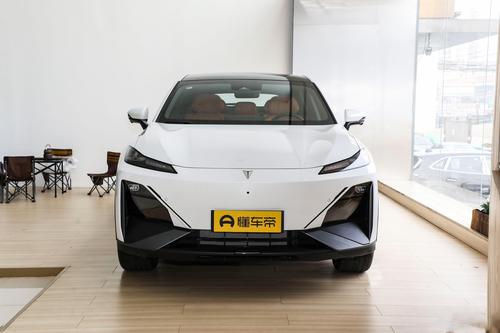 长安这款车很给力，综合续航1120km，可快充，轴距2900mm，深蓝S7