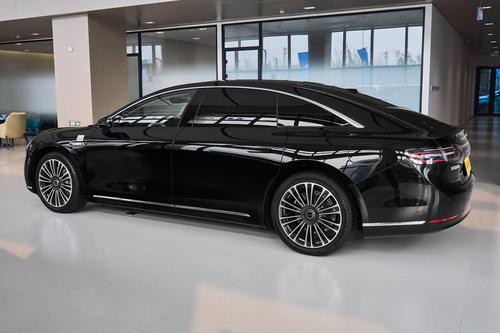 买豪车何必死盯56E？这车配空悬+华为智驾，还有25个音响，真香！