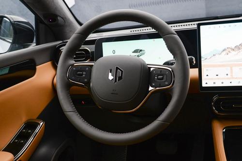 车长超5米，8295芯片+三块大屏，15万多买大顶配，这车带劲不？