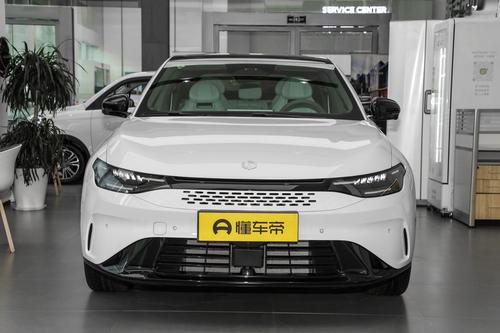 图性价比看这款C级车，轴距2930mm，配三块屏+8295芯片，零跑C01