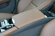 前排中央扶手