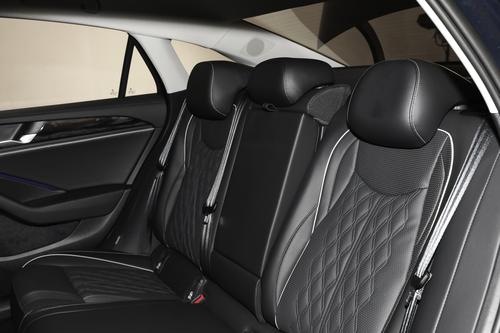 2.0T爆220马力，三块屏+哈曼卡顿音响，这款合资B级车宜家宜商！