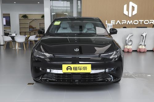 纯电续航625km，轴距2930mm，配12个音响，零跑C01实力如何？