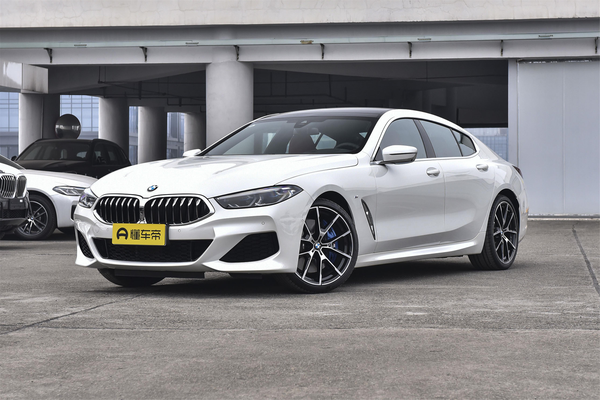 宝马8系 2021款 改款 840i xDrive 四门轿跑车 M运动套装方向盘调节_内部配置图