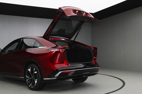 马自达新车带劲不？无框门+8155芯片+零重力座椅，13.98万起售