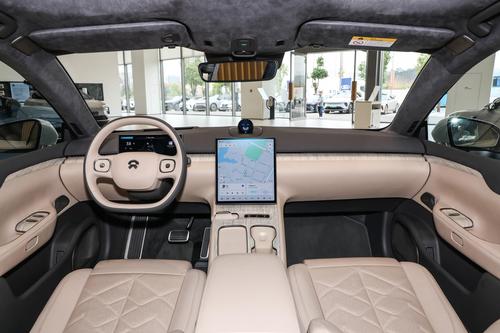 653马力+双电机四驱，零百加速3.8s，车长5101mm，体验蔚来ET7