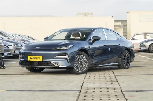 吉利上新：预售13.98万起，大溜背+大空间+插混系统，剑指汉DM