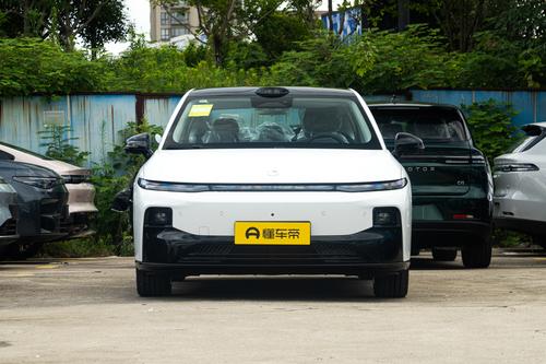 10万左右买家用轿车，零跑B01对比秦PLUS EV，谁更有性价比？