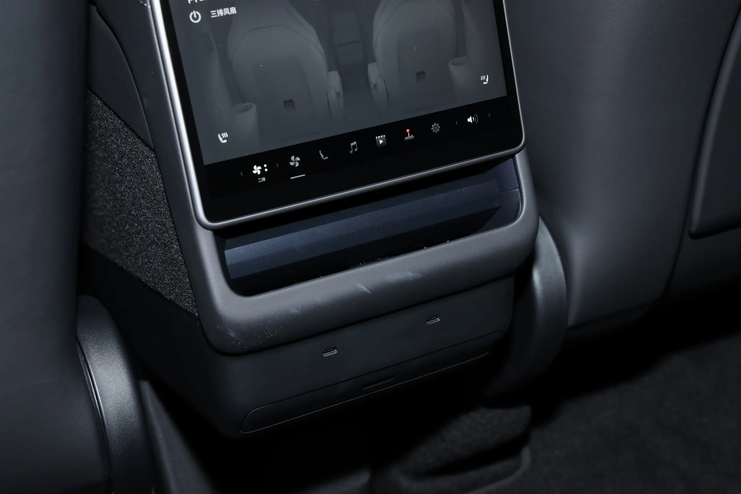 Model Y L Arka Yolcular İçin Yeni Hava Menfezleri