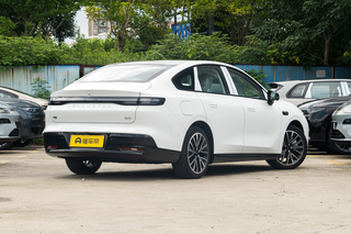 10万左右买家用轿车，零跑B01对比秦PLUS EV，谁更有性价比？图2